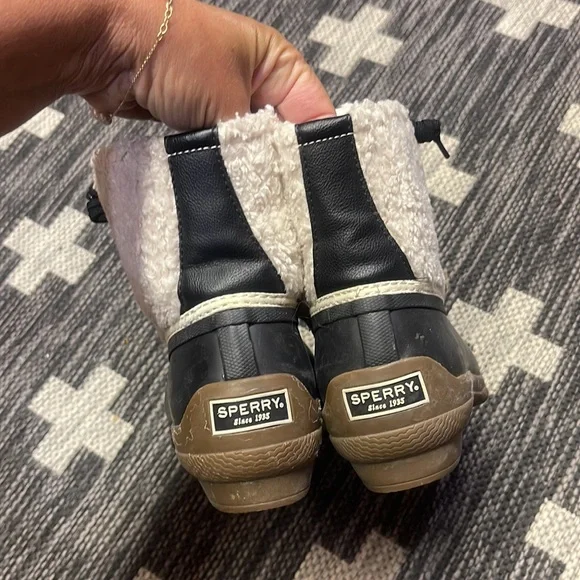 Sperry Size 6 1/2 Worn Twice - Picture 3 of 5